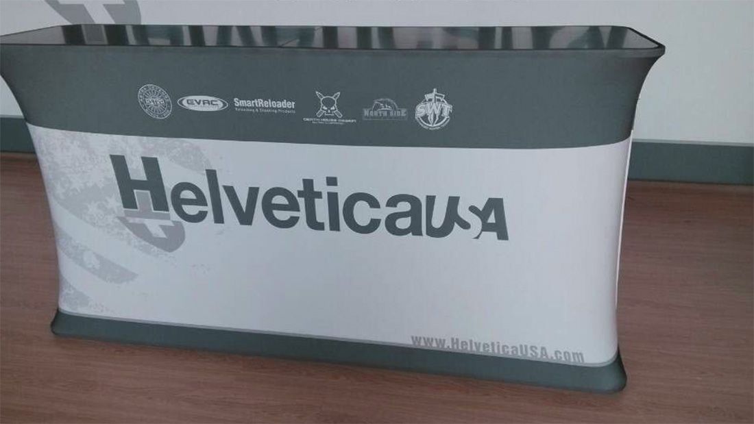 Textilný stolík s potlačou upevnený silikonovou hranou